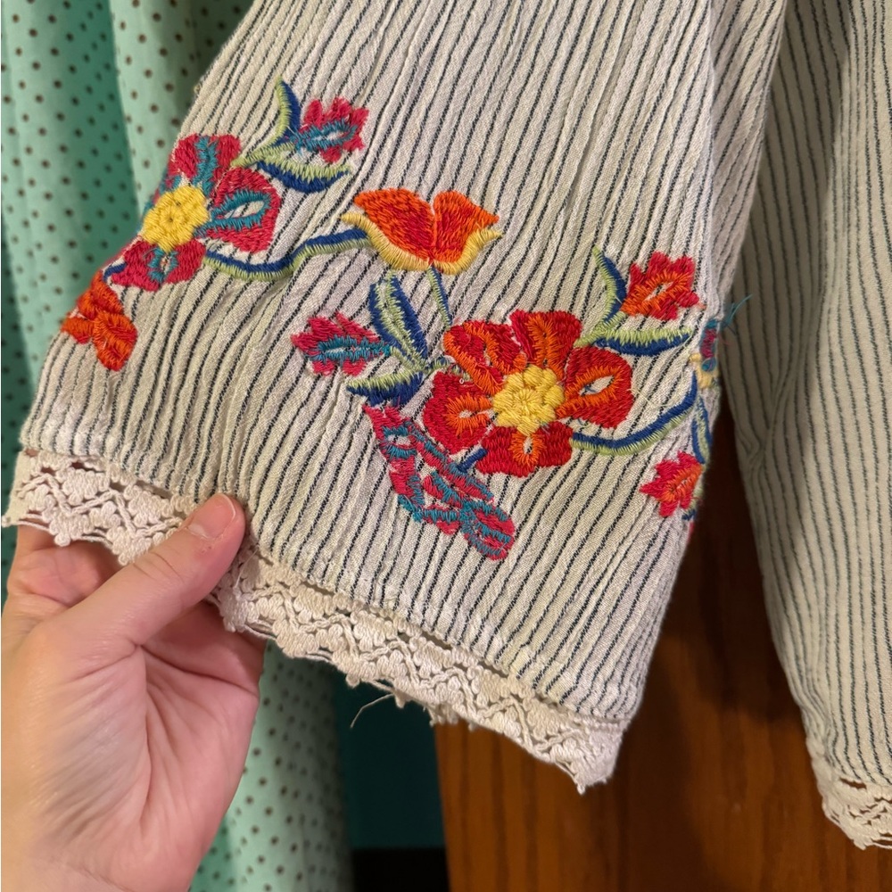 Life Style Petite lace trimmed top - Picture 2 of 6